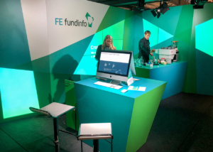 Zwei Mitarbeiter bereiten den Messestand vor